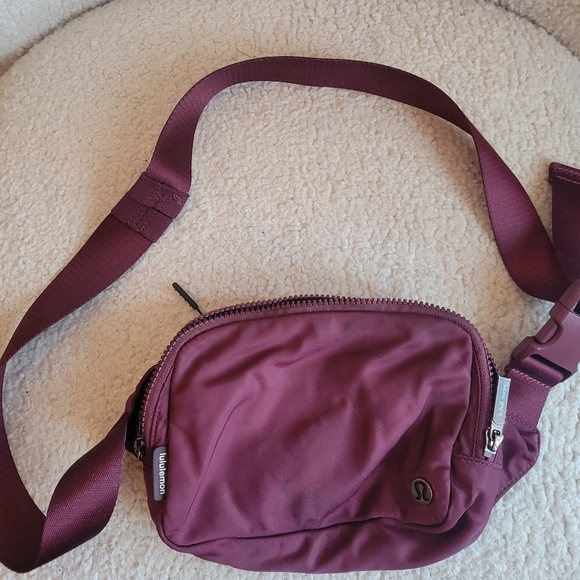 Lululemon Everywhere Belt Bag Crossbody Burgundy Wine Nylon Athleisure - Picture 3 of 8
